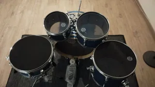 Cascos y pedal Batería Acústica Azul