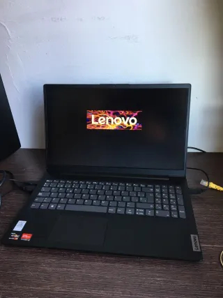 Portátil Lenovo Ryzen 7 / 16GB RAM