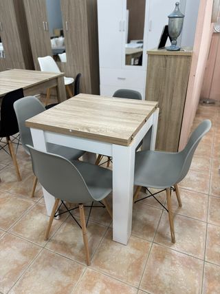 Mesa extensible y 4 sillas modernas