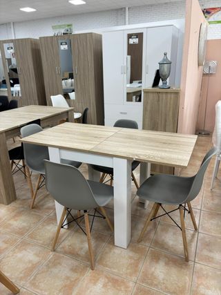 Mesa extensible y 4 sillas modernas