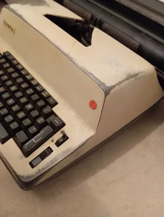 Máquina Olympia de escribir eléctrica antigua