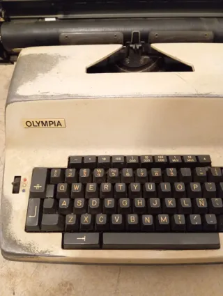 Máquina Olympia de escribir eléctrica antigua