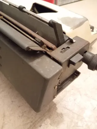 Máquina Olympia de escribir eléctrica antigua