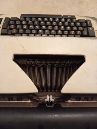 Máquina Olympia de escribir eléctrica antigua