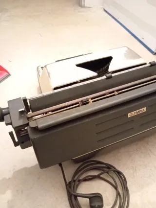 Máquina Olympia de escribir eléctrica antigua