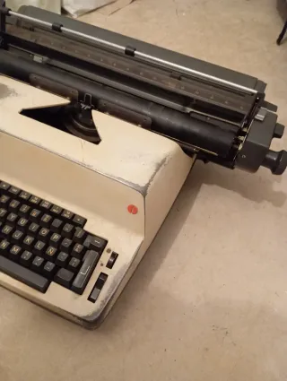 Máquina Olympia de escribir eléctrica antigua