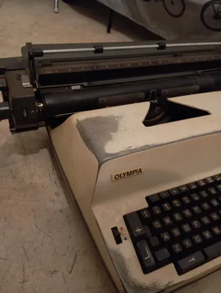 Máquina Olympia de escribir eléctrica antigua