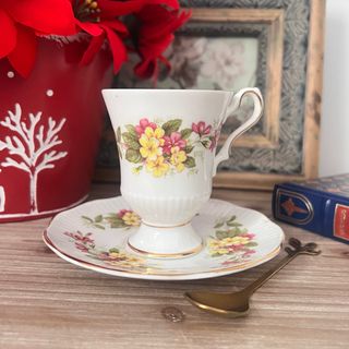 Taza y plato de porcelana inglesa Rosina.