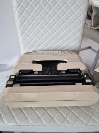 Máquina de escribir Olivetti Lettera 35