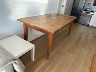 Mesa de comedor de madera