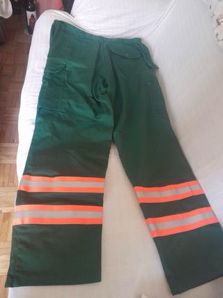Pantalones de trabajo verdes con detalles naranjas