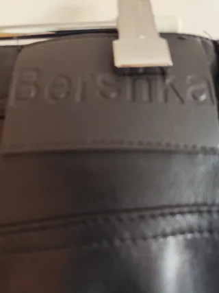 Pantalón de cuero negro ancho