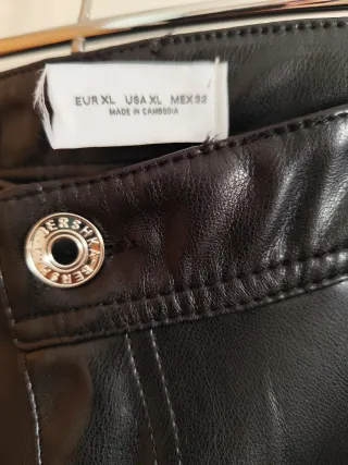 Pantalón de cuero negro ancho