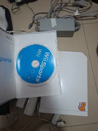 Nintendo Wii Blanca con Guitarra y Juegos