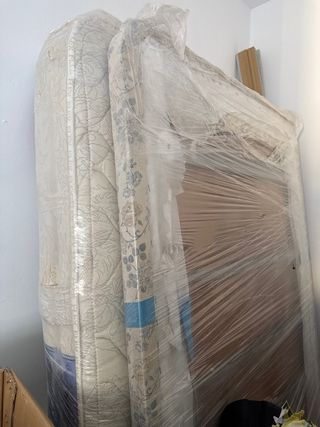 Colchón y somier completo de una cama individual.