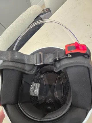 Casco de moto blanco con visera