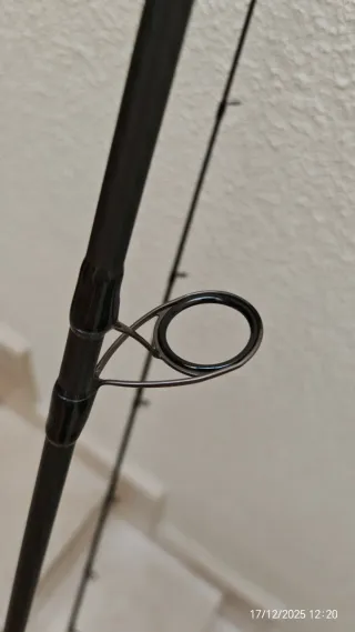 Caña y carrete de pesca spinning