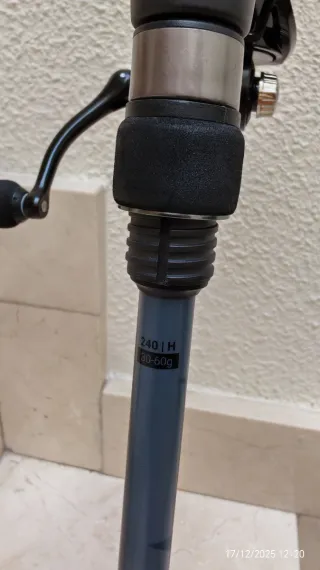 Caña y carrete de pesca spinning