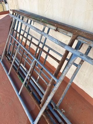 Patas de andamio metálicas