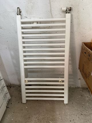 Toallero blanco de metal 90x60