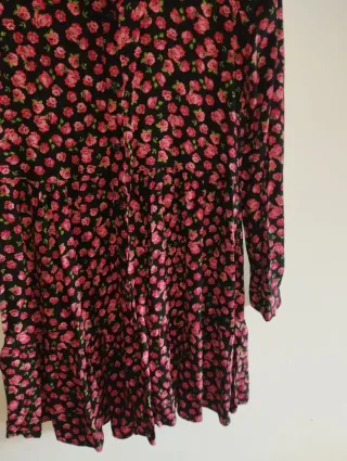 Vestido Stradivarius floral negro y rosa