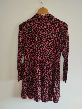 Vestido Stradivarius floral negro y rosa