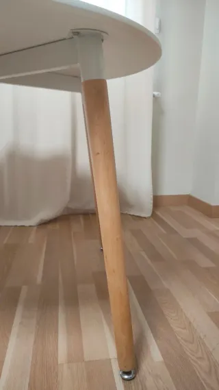 Mesa redonda blanca de madera