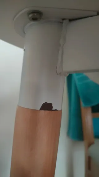 Mesa redonda blanca de madera