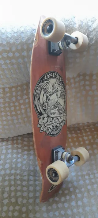 Skate Osprey con diseño de franjas