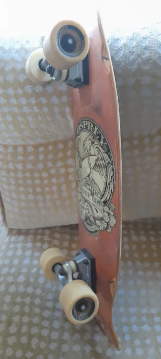 Skate Osprey con diseño de franjas