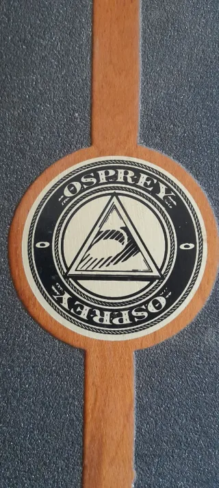 Skate Osprey con diseño de franjas