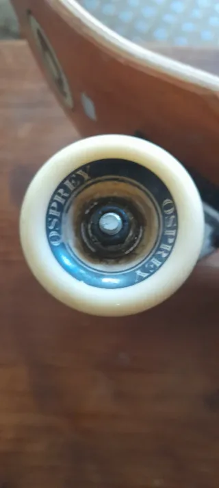 Skate Osprey con diseño de franjas