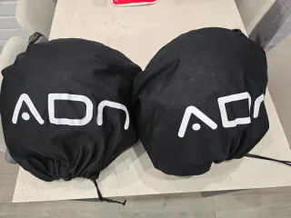 Casco de moto gris con visera