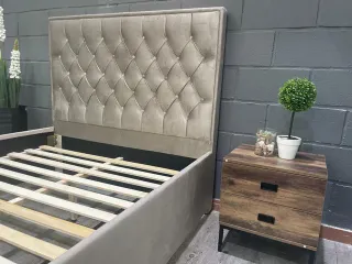 NUEVA A ESTRENAR - Cama Elegante y Robusta BEIGE