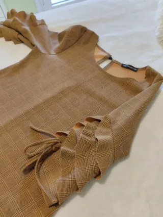 Vestido elegante marrón con volantes