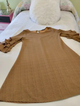 Vestido elegante marrón con volantes