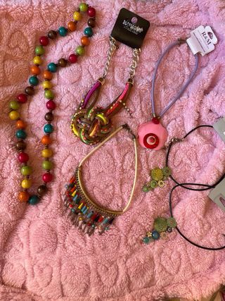 Lote de carteras y monederos, pendientes, pulseras