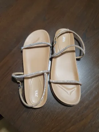 Sandalias Zara pedrería beige y plata