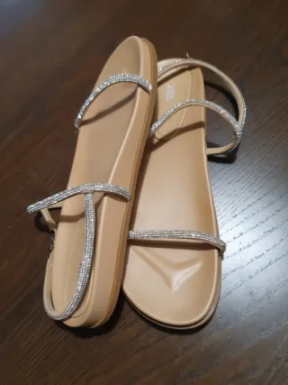 Sandalias Zara pedrería beige y plata
