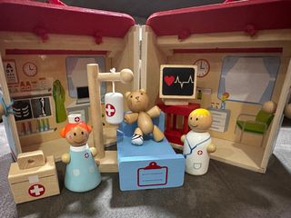 Clínica médica madera, oso. Juguete animales