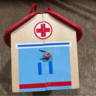 Clínica médica madera, oso. Juguete animales