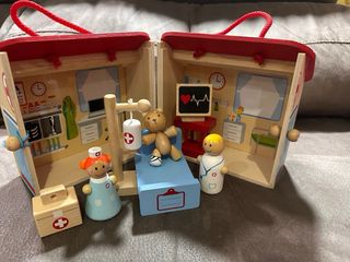 Clínica médica madera, oso. Juguete animales