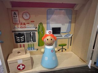 Clínica médica madera, oso. Juguete animales