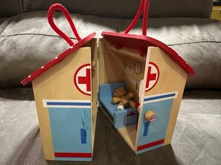 Clínica médica madera, oso. Juguete animales