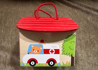 Clínica médica madera, oso. Juguete animales