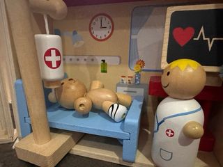 Clínica médica madera, oso. Juguete animales