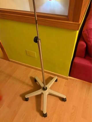 Porta suero con ruedas