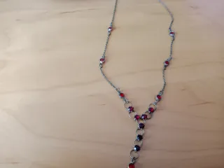 Collar con piedras rojas y cadena plateada