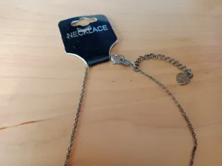 Collar con piedras rojas y cadena plateada