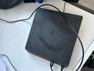 PS4 (PlayStation 4) + 4 Juegos + 2 Mandos